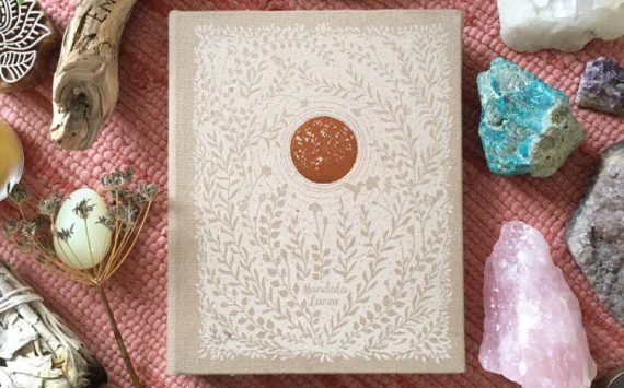 ☾ 3ª Tiragem da Mandala Lunar 2019 – Capa Cor Areia ☽