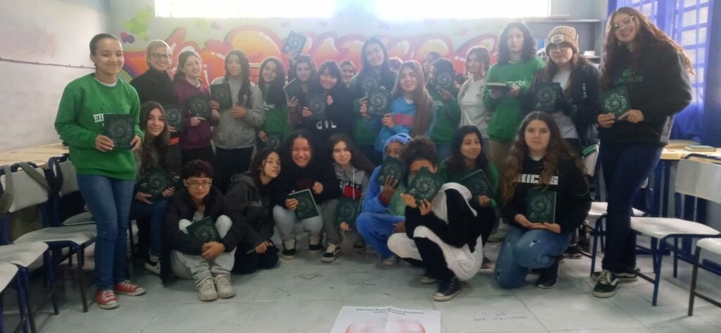 Oficina sobre Educação Menstrual é realizada com meninas adolescentes em Porto Alegre