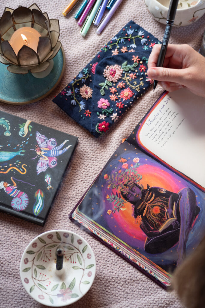 Escrita de si e autodescoberta através do Sonhário e Mandala Lunar